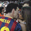 El apasionado beso de Messi a Antonella