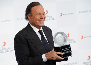 Julio Iglesias, premiado con un galardón único en el mundo