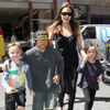 Angelina Jolie premia a sus hijos con una visita a la juguetería más antigua de Estados Unidos