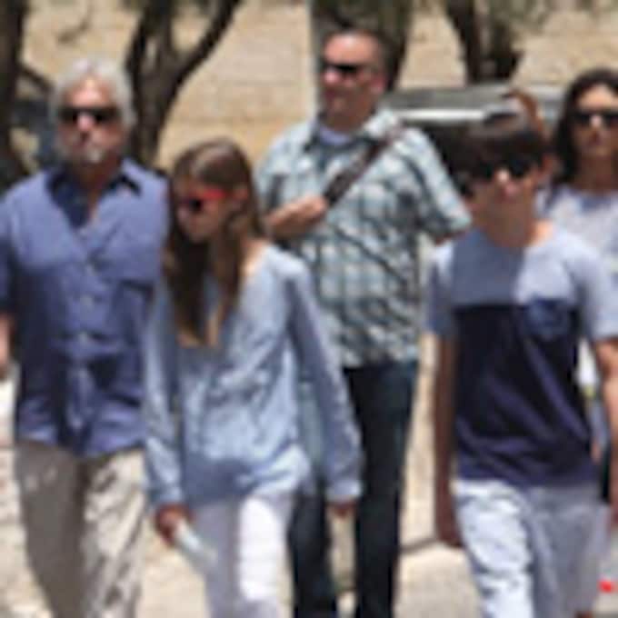 Tras unos días en Mallorca, Michael Douglas y Catherine Zeta-Jones ponen rumbo a Jerusalén con sus hijos