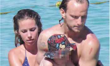 Iván Rakitic, el nuevo fichaje del Barça, disfruta de la playa con su familia