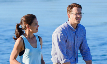 Katie Holmes divide su tiempo entre Suri Cruise, Ryan Reynolds y ¿Alexander Skarsgard?