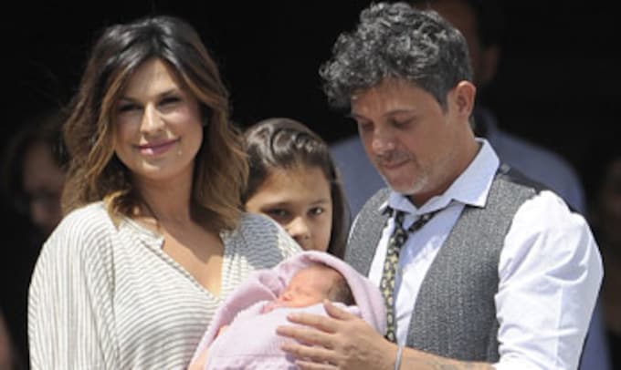 Alejandro Sanz y Raquel Perera presentan a su hija Alma: 'Se parece a los dos'