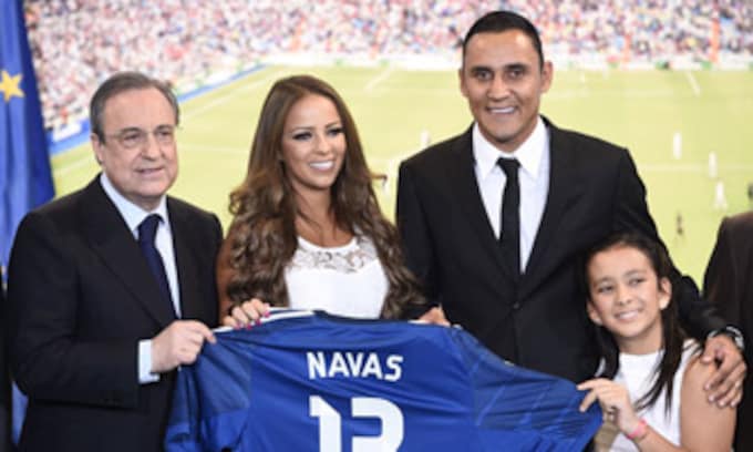 La mujer de Keylor Navas le 'roba' el protagonismo en su presentación como nuevo portero del Real Madrid
