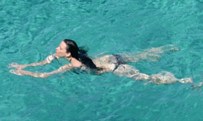Liv Tyler, una sirena en aguas de Formentera junto a su nuevo amor, el mejor amigo de David Beckham