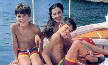 ¿Qué ocurrió en el verano de 1982? Carmen Martínez-Bordiú, vacaciones con sus hijos en una isla del Mediterráneo