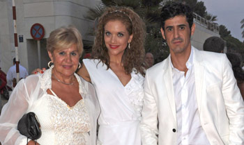 Carmen Bazán, Víctor Janeiro y Beatriz Trapote, invitados a una boda ibicenca en Marbella