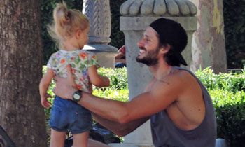 Sergio Mur, un feliz papá con su pequeña princesa, su hija Vera, de 2 años