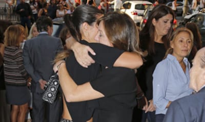 Ana Rosa Quintana recibe el cariño de sus compañeros y amigos en el funeral por su madre
