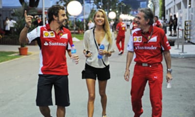 Fernando Alonso y su novia, Dasha Kapustina, todo sonrisas en el gran premio de Singapur