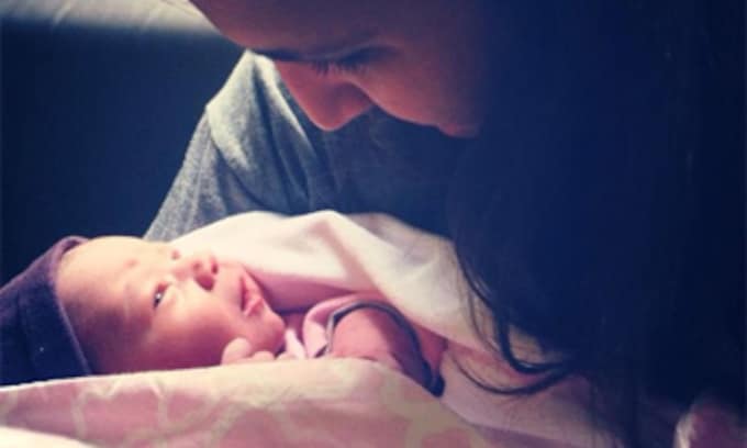 La madre de Cesc Fábregas da a luz a una niña llamada Claudia