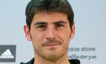 Iker Casillas sale al paso de las críticas: 'Sara (Carbonero) podría decir muchísimas cosas sobre el vestuario, millones'