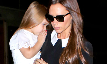 ¡Qué monada! Harper Beckham, toda una muñeca con sus uñas pintadas de rosa