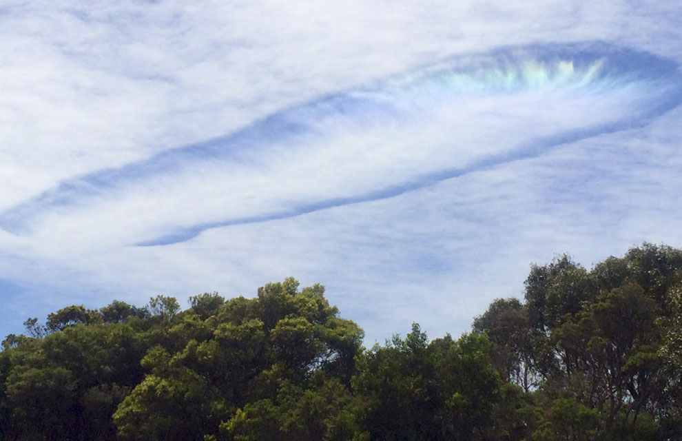 La extraña nube arcoiris del cielo australiano