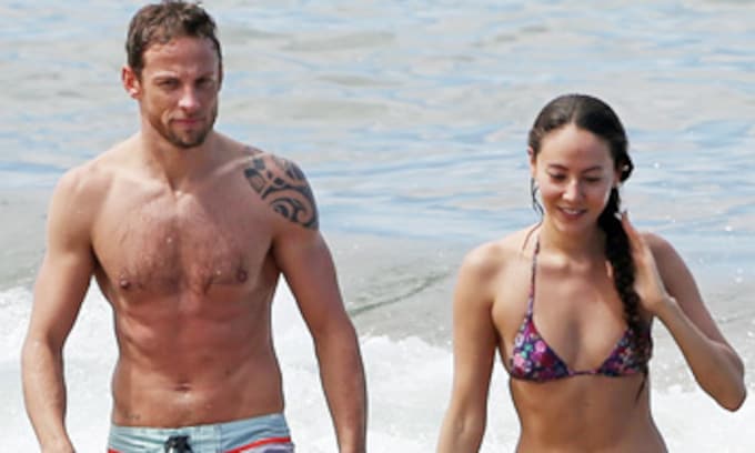 Jenson Button y su prometida, Jessica Michibata, dos atractivos tortolitos de pre luna de miel de Hawai
