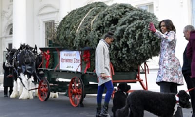 Los Obama y sus hijas dan la bienvenida a la Navidad