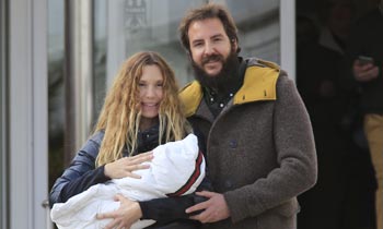 Borja Thyssen y Blanca Cuesta se van a casa con su hija Kala