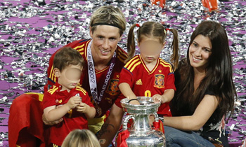 Fernando Torres y su mujer, Olalla Domínguez, reciben su mejor regalo de Navidad