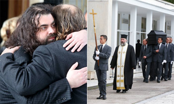 El funeral de Demis Roussos nos descubre a su hijo, abatido e idéntico a su padre 