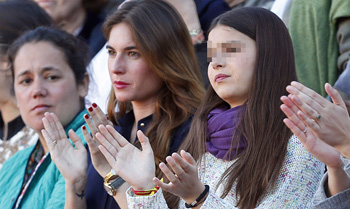 El susto de Lourdes y Cayetana en la vuelta a los ruedos de Francisco Rivera