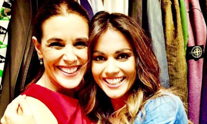 El abrazo de Raquel Sánchez Silva a Lara Álvarez: ‘Os lleváis la eterna sonrisa de Lara y eso os va a hacer muy felices’