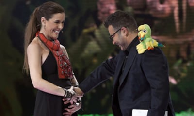 Una emocionada Raquel Sánchez Silva presume de embarazo en el estreno de 'Supervivientes'