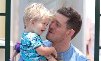 ¿Quién se lo pasa mejor? Michael Bublé ejerce de padrazo con su 'mini Bublé' Noah