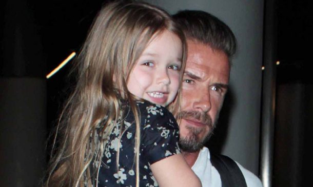 ¡Una sonrisa, por favor! Harper Beckham, una auténtica ‘celebrity’ con su padre y sus hermanos en el aeropuerto 