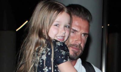 ¡Una sonrisa, por favor! Harper Beckham, una auténtica ‘celebrity’ con su padre y sus hermanos en el aeropuerto