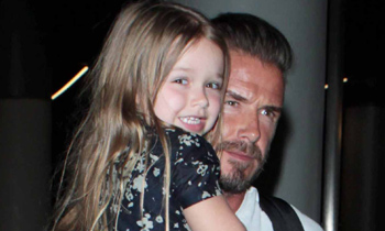 ¡Una sonrisa, por favor! Harper Beckham, una auténtica ‘celebrity’ con su padre y sus hermanos en el aeropuerto