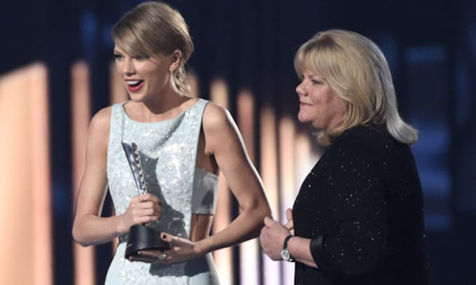 Taylor Swift se emociona al recibir un premio de manos de su madre enferma