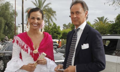 Inés Sastre pasea su noviazgo por el Real de la Feria de Sevilla