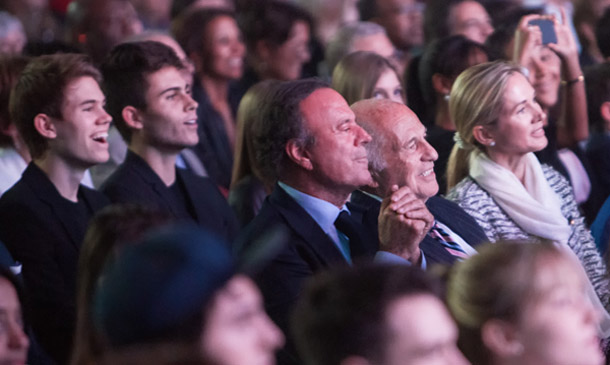 Julio Iglesias, nombrado Doctor Honoris Causa por la Universidad de Berklee ante la orgullosa mirada de su familia