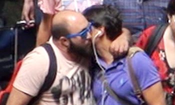 Primicia en HOLA.com: El abrazo de la reconciliación de Francisco y Kiko Rivera