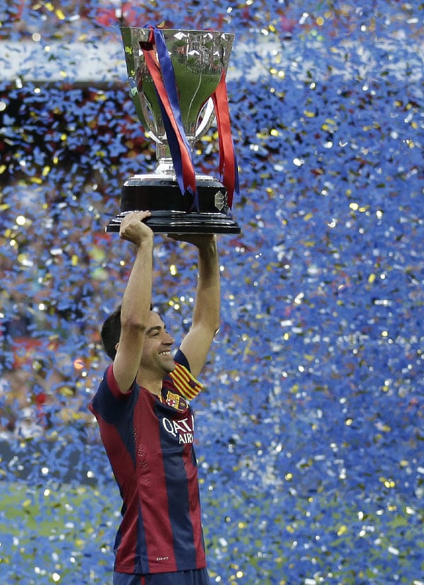 La despedida de Xavi, el beso de Bartra y Melissa Jiménez, el gol de Milan... Así celebró el Barça su nuevo título de Liga