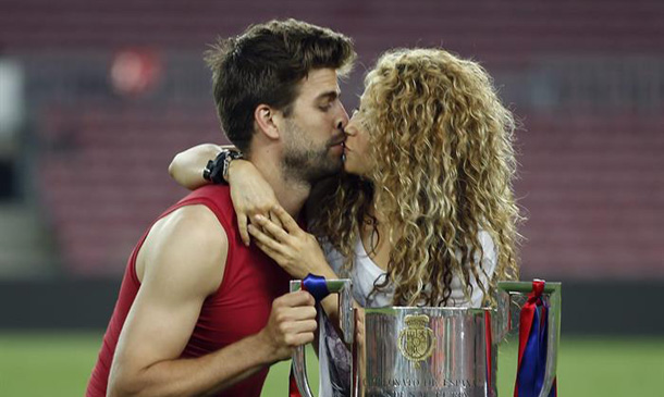 Shakira y Piqué celebran el 'doblete' del Barça con un apasionado beso