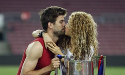 Shakira y Piqué celebran el 'doblete' del Barça con un apasionado beso