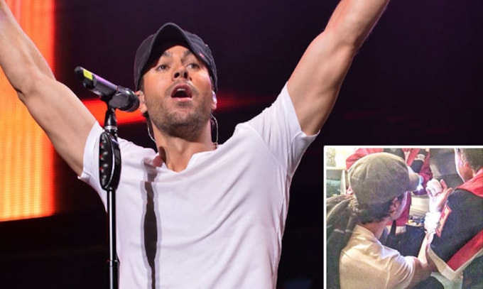 'El show debe continuar': Enrique Iglesias termina un concierto tras herirse la mano con un dron