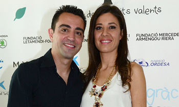 Xavi Hernández y su mujer inauguran el hospital que ayudaron a financiar con sus regalos de boda