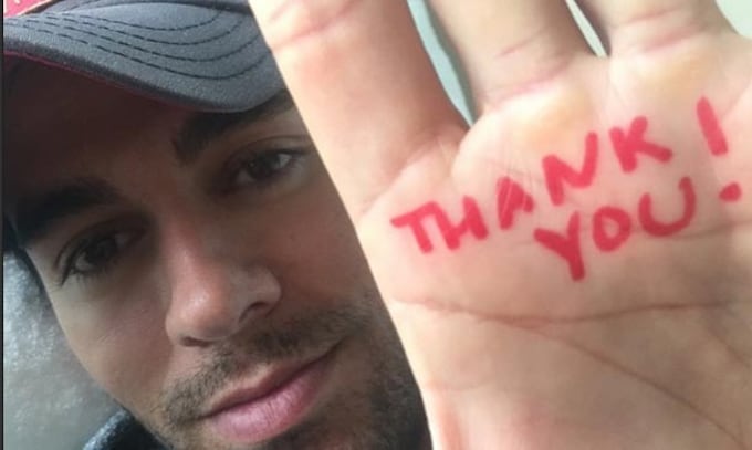 Enrique Iglesias agradece el cariño de sus fans, mientras se recupera del accidente que tuvo con un dron