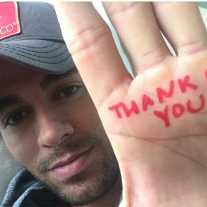 Enrique Iglesias agradece el cariño de sus fans, mientras se recupera del accidente que tuvo con un dron