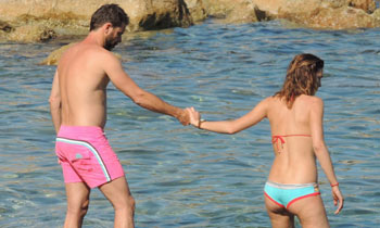 Laura Sánchez y David Ascanio presumen de amor y de cuerpazos en las playas de Ibiza