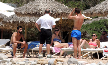 Álvaro Arbeloa y Roberto Soldado cambian el fútbol por los deportes acuáticos con sus chicas en Ibiza