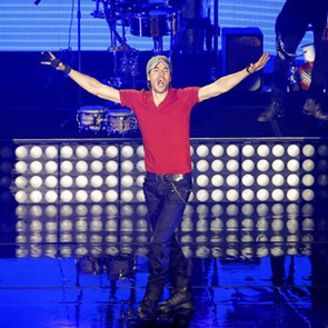 Enrique Iglesias retoma su gira un mes después de herirse la mano con un dron: '¡Nunca te rindas. El show debe continuar!'