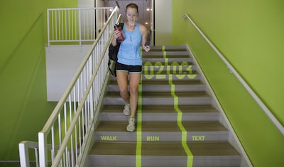 Una escalera para caminar, correr… y usar el móvil