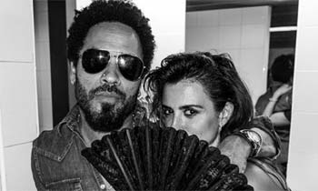 Con mucho arte, Penélope Cruz enseña a Lenny Kravitz cómo usar un abanico