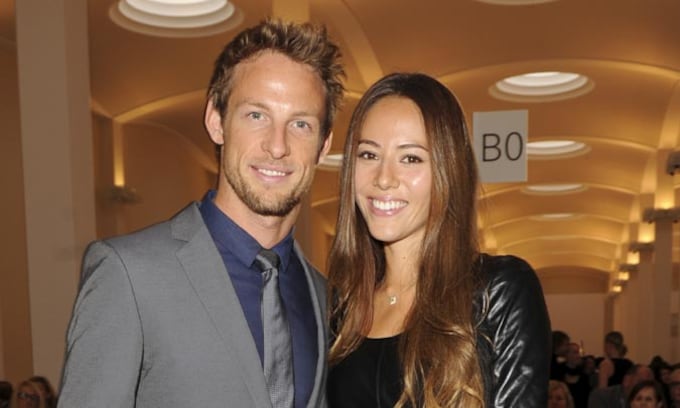 Jenson Button y su mujer Jessica Michibata fueron drogados mientras les robaban en su casa de veraneo