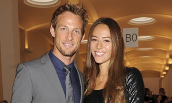 Jenson Button y su mujer Jessica Michibata fueron drogados mientras les robaban en su casa de veraneo