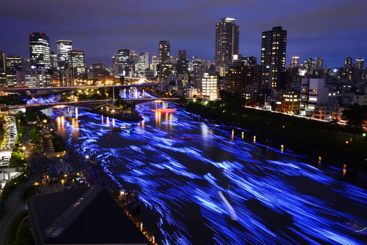 El encuentro de dos dioses enamorados ilumina un río japonés
