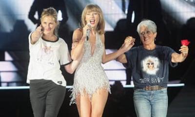 Julia Roberts acude a un concierto de Taylor Swift... ¡y acaba bailando con ella en el escenario!